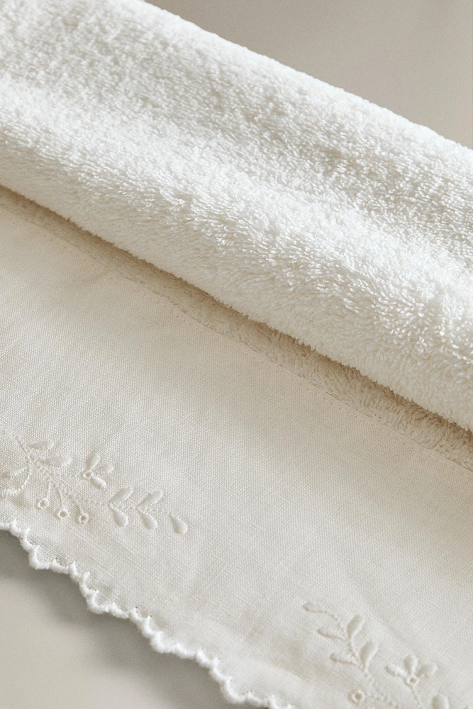 BATH TOWEL WITH EMBROIDERED LINEN APPLIQUÉ
