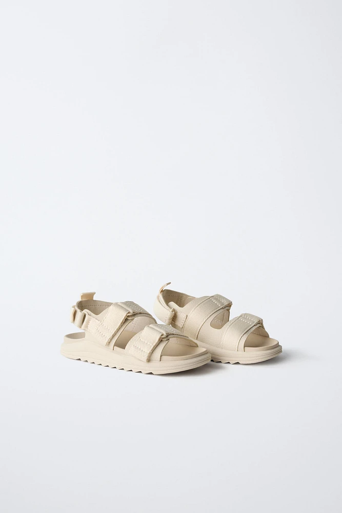 SANDALES À BRIDES