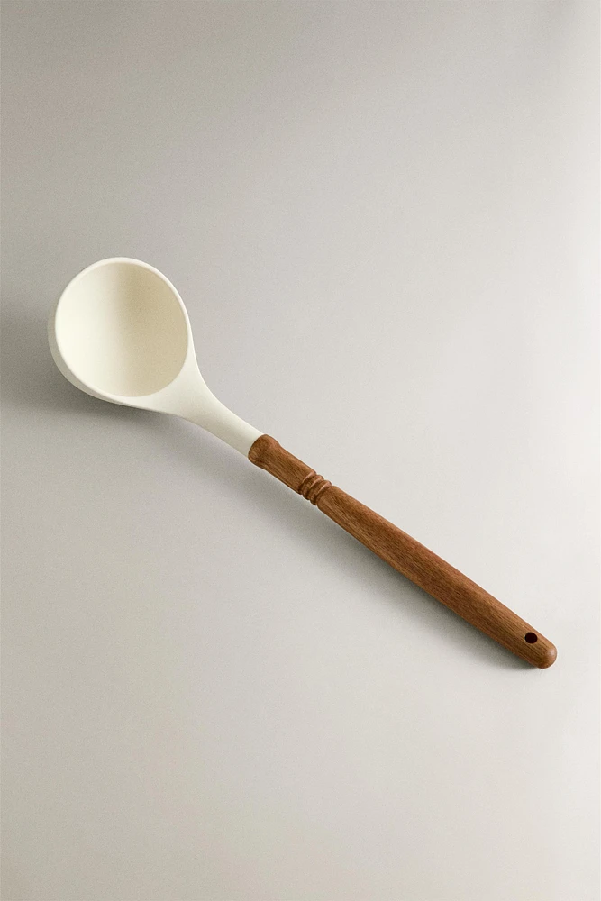 SILICONE AND WOODEN LADLE