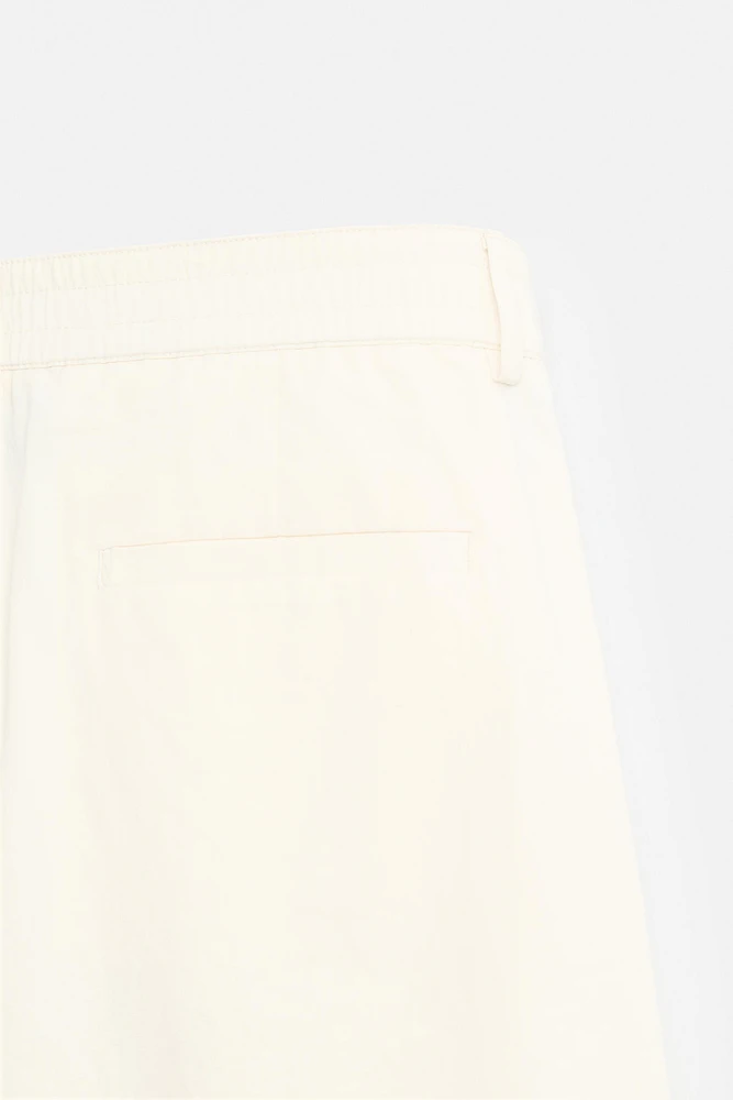 PLEATED CHINO PANTS