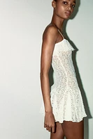 ROBE COURTE EN DENTELLE À GODETS