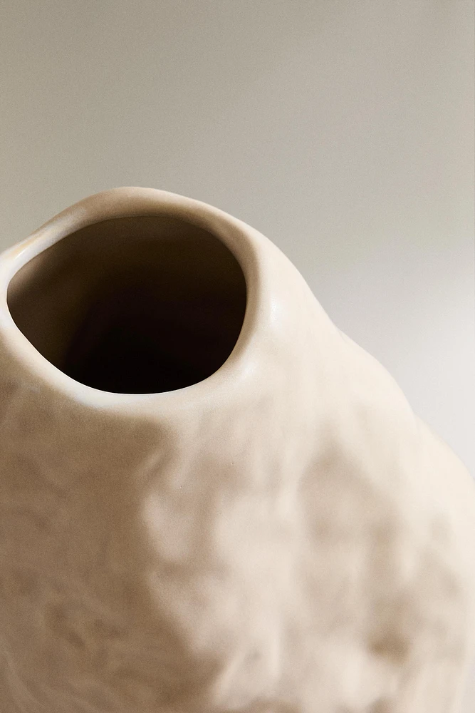 VASE EN CÉRAMIQUE IRRÉGULIÈRE