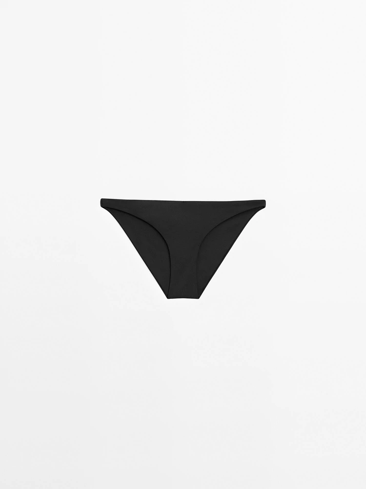 Bas de bikini assorti avec haut à armatures