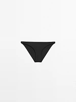 Bas de bikini assorti avec haut à armatures