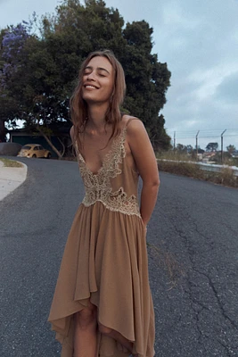 ROBE ASYMÉTRIQUE À VOLANTS ET DENTELLE