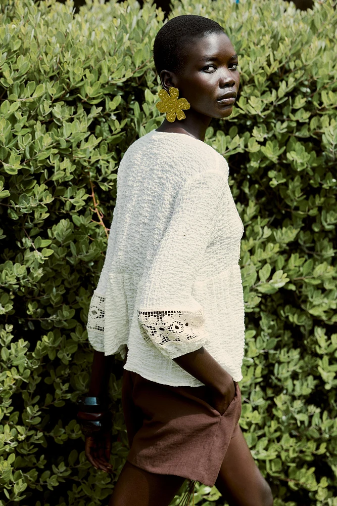 BLOUSE EN MATIÈRES VARIÉES CROCHET