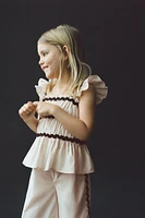 TOP WITH CONTRASTING SCALLOPED TRIM
