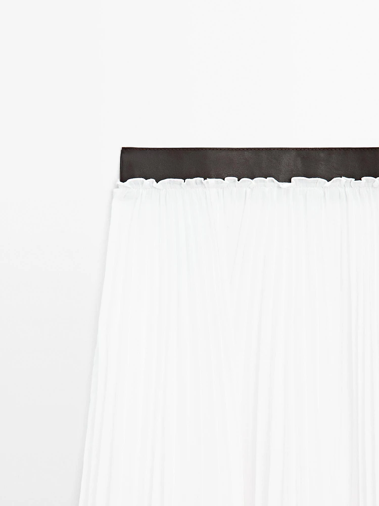Pleated skirt with leather detail