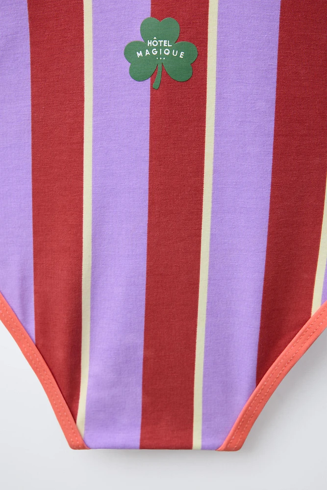 2-6 ANS/ MAILLOT DE BAIN RAYURES LOGO HÔTEL MAGIQUE © X ZARA