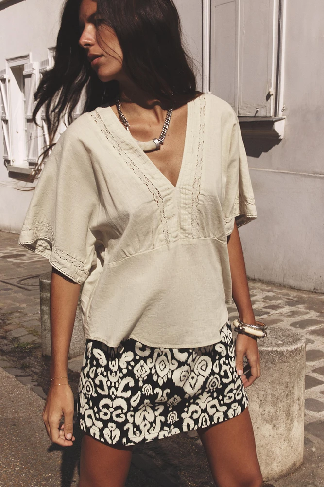 LINEN TOP WITH LACE DETAILS