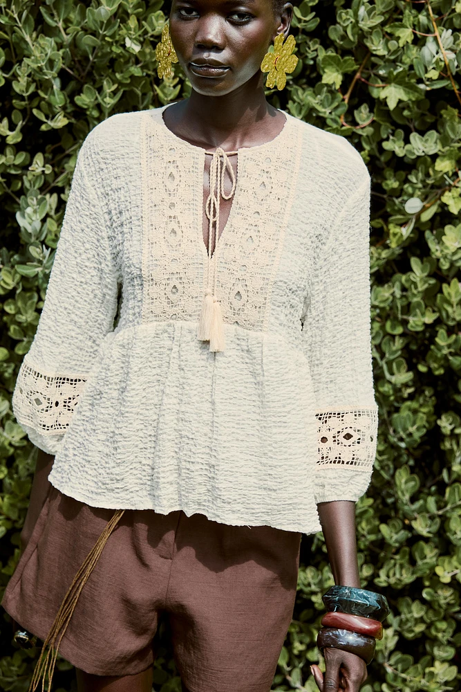 BLOUSE EN MATIÈRES VARIÉES CROCHET