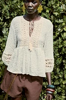 BLOUSE EN MATIÈRES VARIÉES CROCHET