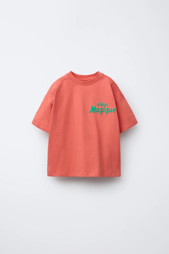T-SHIRT IMPRIMÉ HÔTEL MAGIQUE © X ZARA