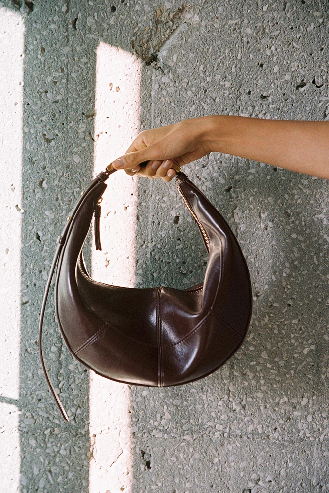 OVAL BAG WITH METAL STRAP