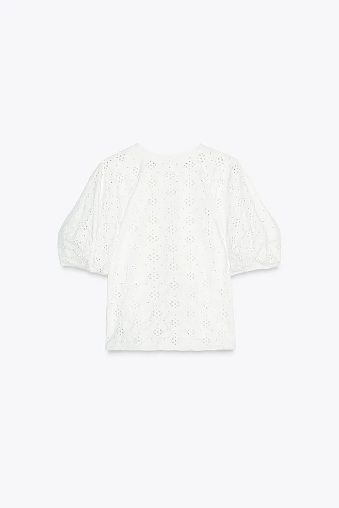 T-SHIRT BRODÉ ET PERFORÉ
