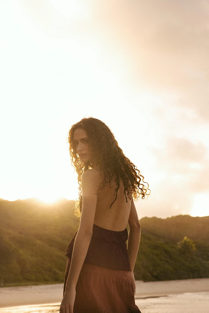 TEXTURED HALTER TOP