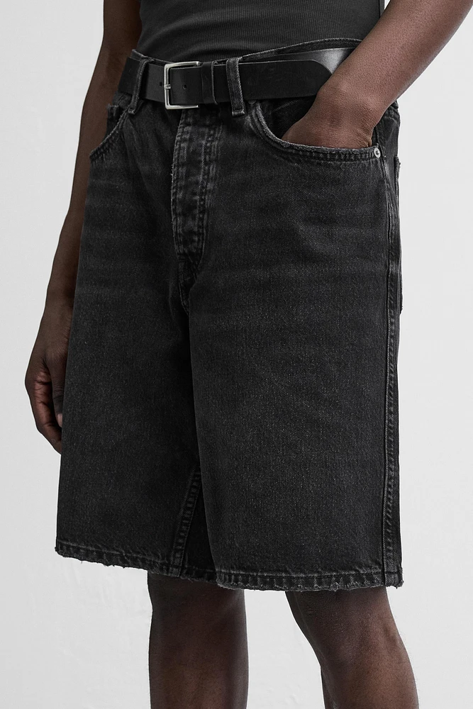 STRAIGHT FIT DENIM SHORTS