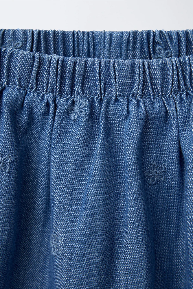 EMBROIDERED FLOWER DENIM SKORT