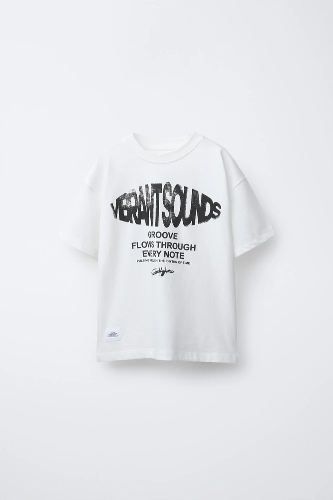 T-SHIRT À INSCRIPTION ET ÉTIQUETTE