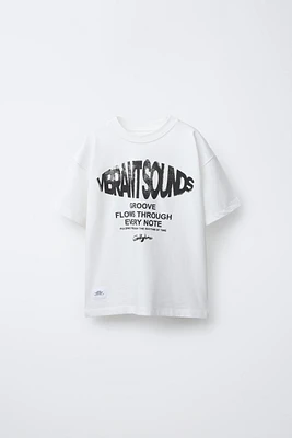T-SHIRT À INSCRIPTION ET ÉTIQUETTE