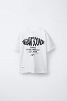 T-SHIRT À INSCRIPTION ET ÉTIQUETTE
