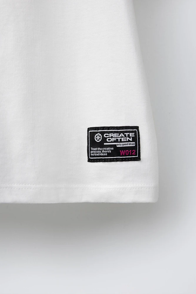 T-SHIRT À GRAFFITI ET ÉTIQUETTE
