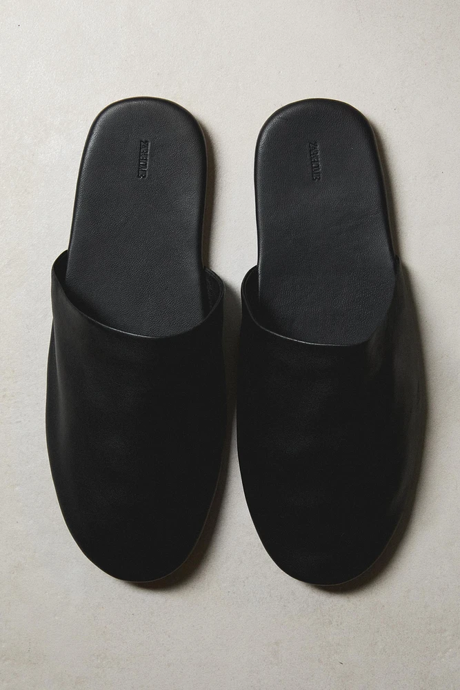 CHAUSSONS OUVERTS À L'ARRIÈRE CUIR