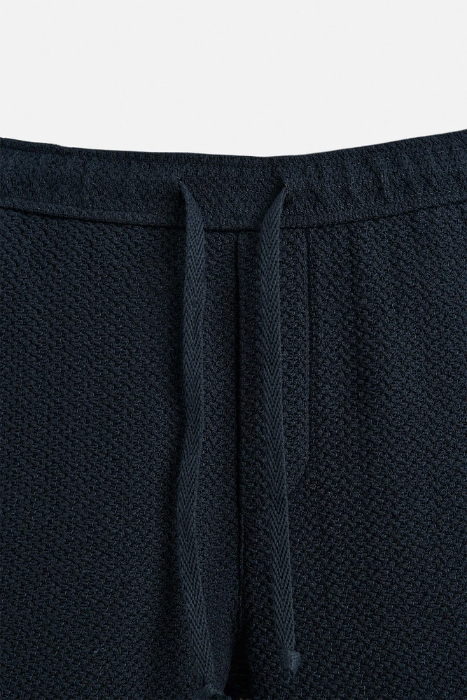 TEXTURED REGULAR FIT BERMUDA SHORTS