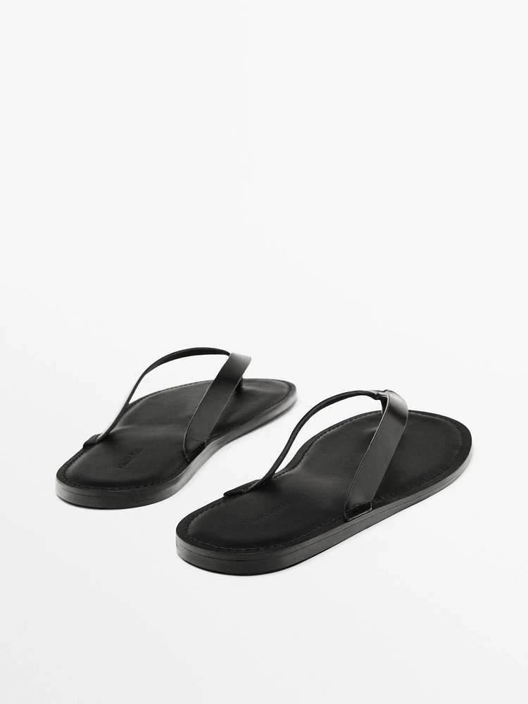 Leather sandals with toe divider