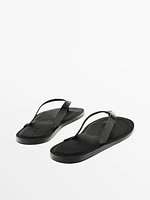 Leather sandals with toe divider
