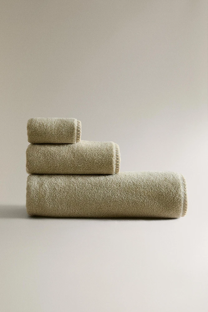 BATH TOWEL WITH CONTRAST TOPSTITCHING