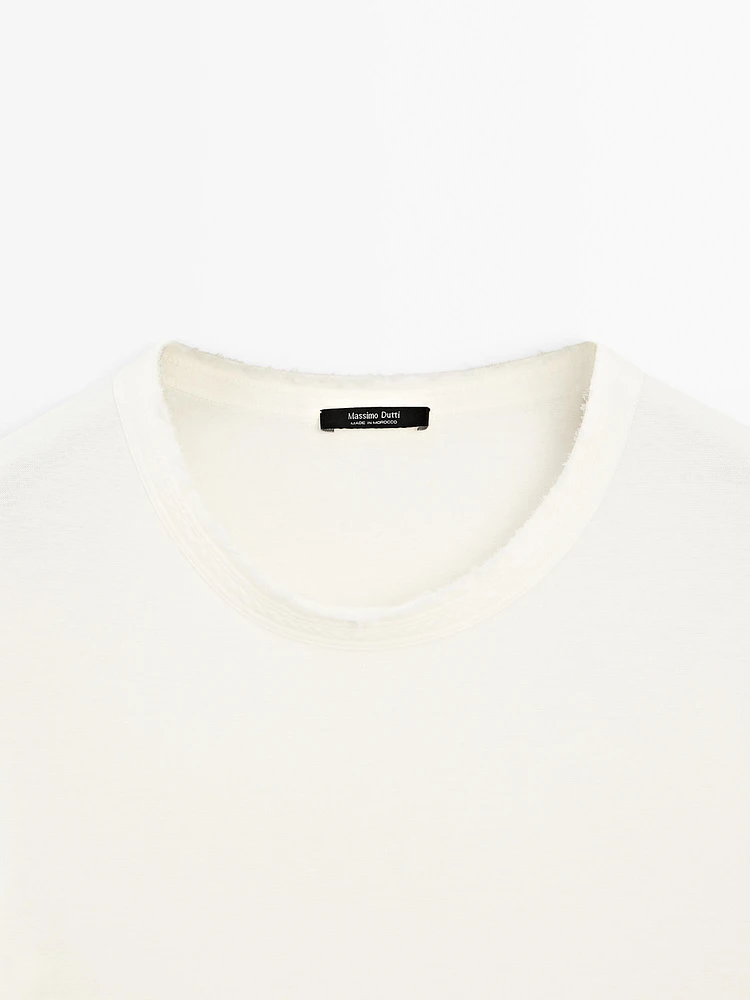 T-shirt with frayed collar