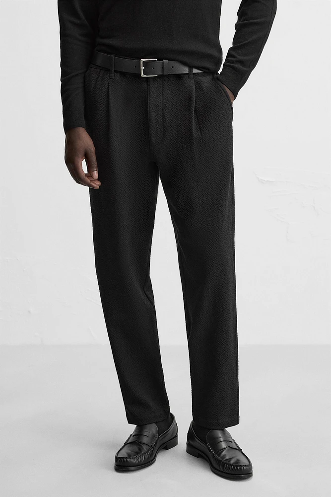 TEXTURED PLEATED PANTS