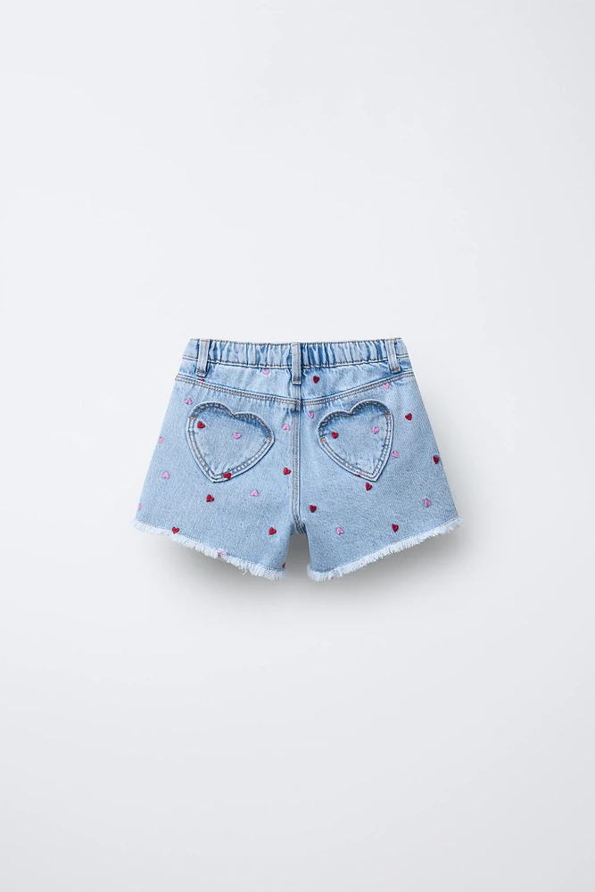 BERMUDA EN DENIM CŒURS BRODÉS