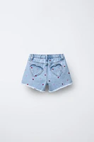 BERMUDA EN DENIM CŒURS BRODÉS