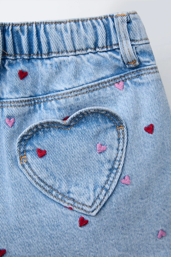 BERMUDA EN DENIM CŒURS BRODÉS