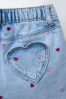 BERMUDA EN DENIM CŒURS BRODÉS