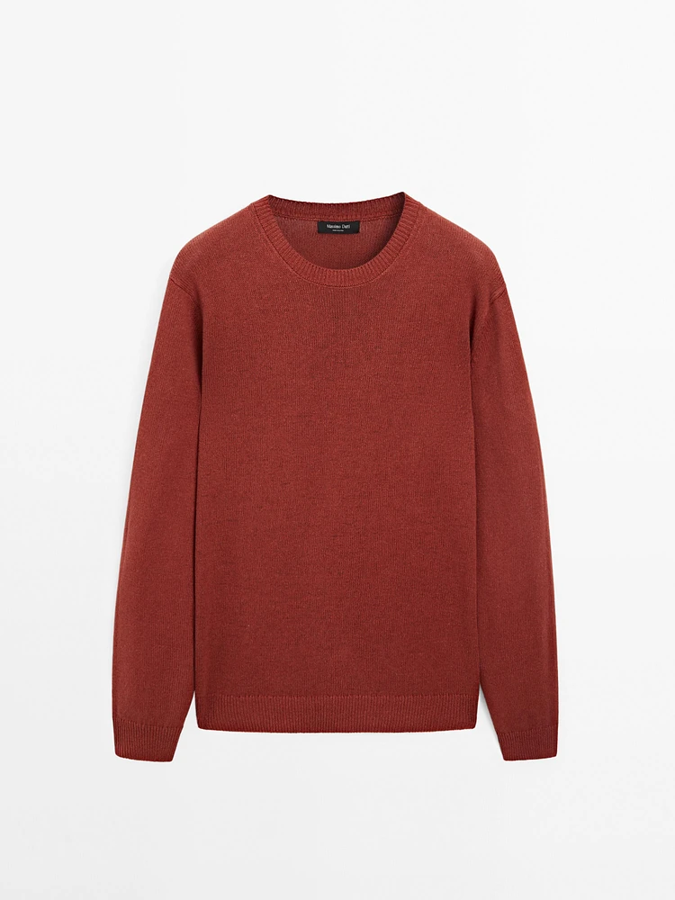 Crew neck knit sweater