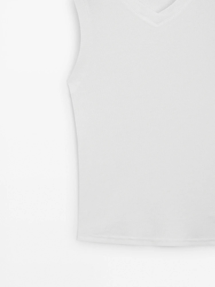 100% cotton V-neck T-shirt