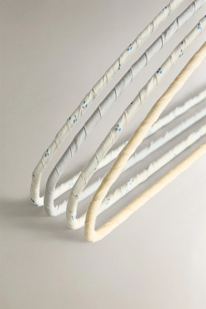 LOT CINTRES BEBÉ REMBOURRÉS (LOT DE 4)