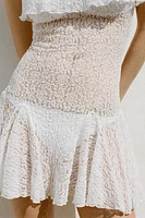ROBE COURTE EN DENTELLE À GODETS