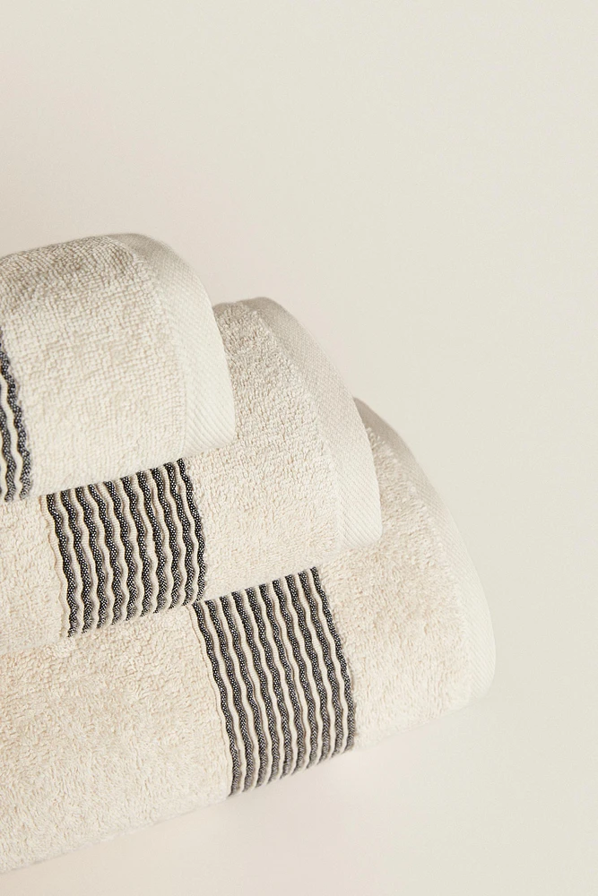 COTTON BATH TOWEL WITH PLEATED BORDER