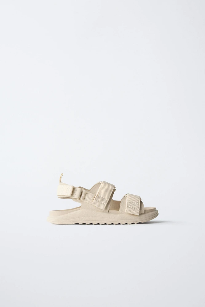 SANDALES À BRIDES