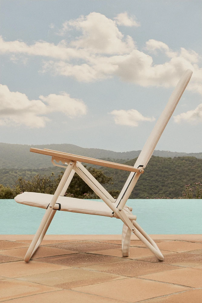 FOLDING BEACH CHAIR WITH WOODEN ARM RESTS