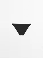 Bas de bikini assorti avec haut à armatures
