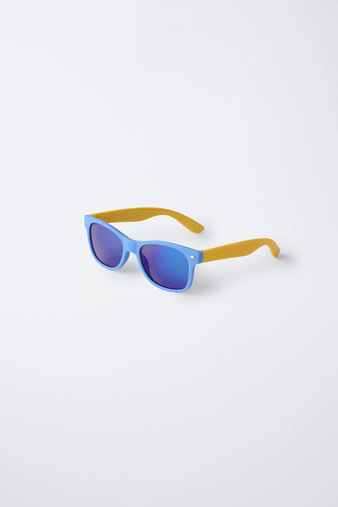 SUNGLASSES WITH NON-SLIP TEMPLES