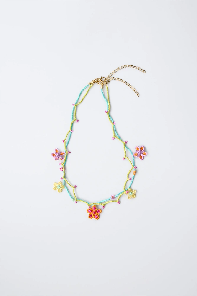 LOT DE DEUX COLLIERS FANTAISIE FLEURS