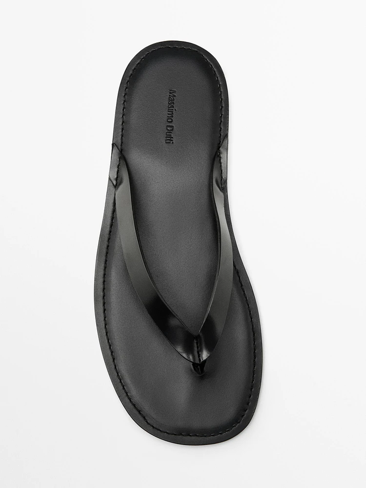 Leather sandals with toe divider