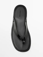 Leather sandals with toe divider