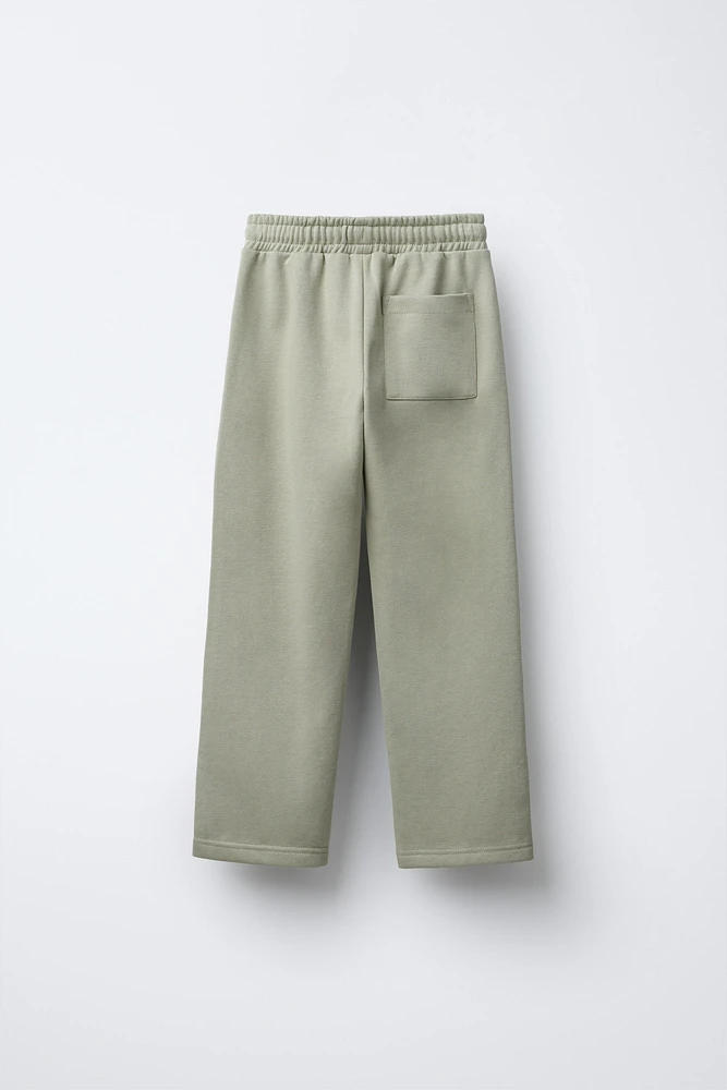PANTALON DROIT AVEC ÉTIQUETTE AUTOCOLLANTE